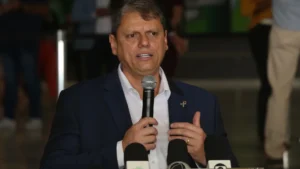 Tarcísio de Freitas critica medida de Lula sobre apostas online e a chama de “oportunismo eleitoral”