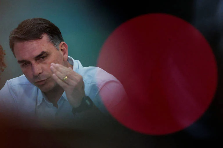 Flávio Bolsonaro mira reforma no Itamaraty inspirada em modelo Trump, dizem aliados de Eduardo