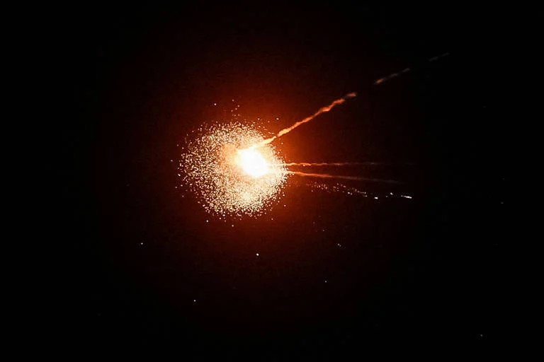 Kiev em Alerta: Rússia intensifica ataques com drones supersônicos e deixa 12 mortos em sexta noite de bombardeios