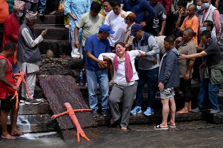 Funerais Sem Corpos no Nepal: Famílias Prestam Homenagem a Vítimas de Avalanche Devastadora no Himalaia