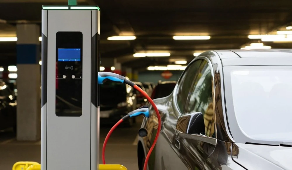 Carro Elétrico em Condomínio: Demanda por Carregadores Dispara 80% em 2026, Impulsionada por Nova Lei em SP