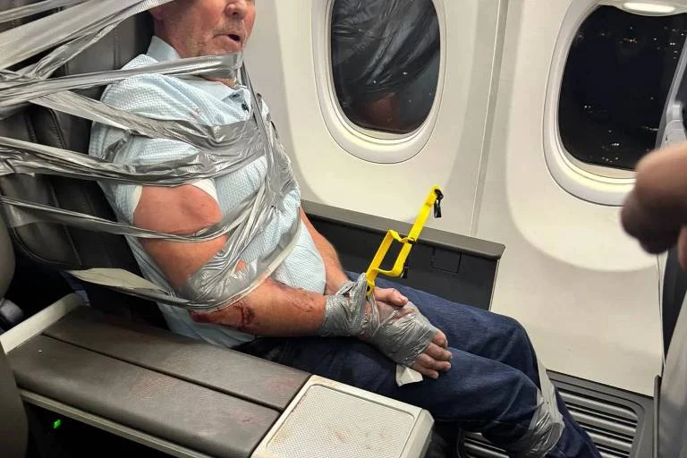 Passageiro Racista e Homofóbico é Amarrado com Fita Adesiva em Voo da American Airlines Após Agressão a Companhia e Tripulante
