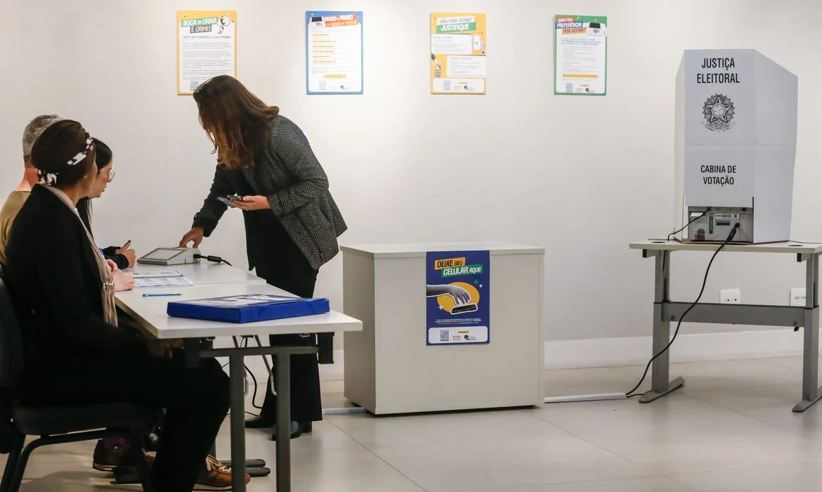 Eleições 2024: Levar ou não levar o celular para a cabine de votação? Descubra o que a Justiça Eleitoral permite e como usar a ‘colinha’ a seu favor!