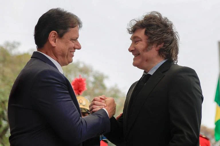 Jornalista Brasileiro Rogério Tomaz Jr. Deportado da Argentina Após Críticas a Milei, Suspeita de Motivação Política