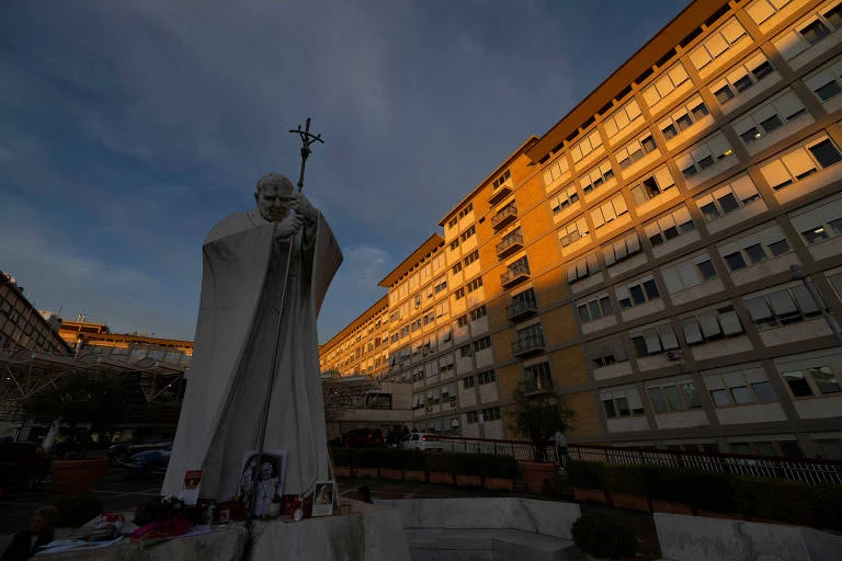 Papa Leão XIV Retoma Atividades no Hospital Após Cirurgia de Câncer e Planeja Oração Dominical da Janela