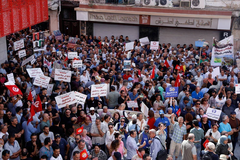Tunísia em Ebulição: Milhares Protestam Contra Crise Econômica e Repressão em Massa