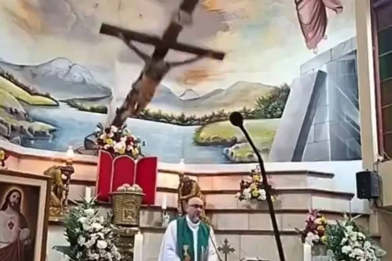 Padre é Morto por Crucifixo Gigante Que Cai Durante Missa Transmitida Ao Vivo no Equador