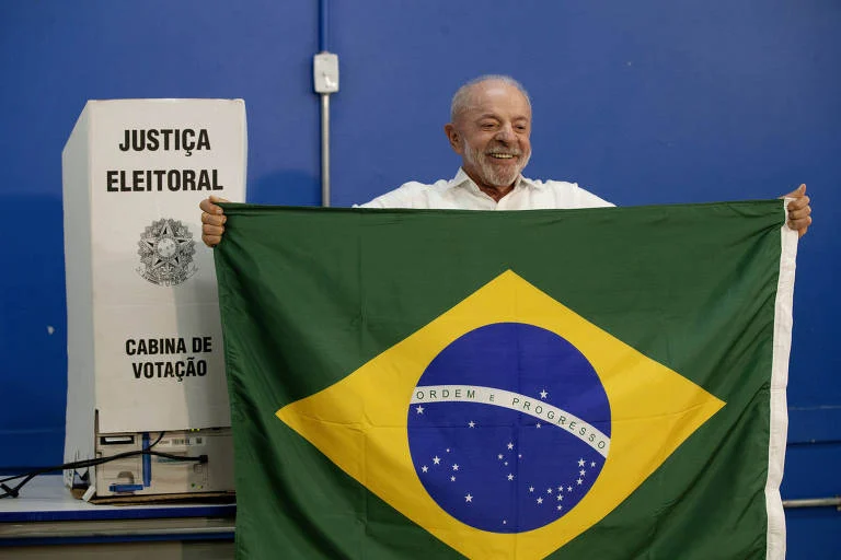 Steve Bannon acusa Lula de “regime marxista” e defende anulação da eleição; Trump se distancia e elogia o petista
